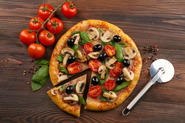 Skivad läckra välsmakande pizza med grönsaker — Stockfoto