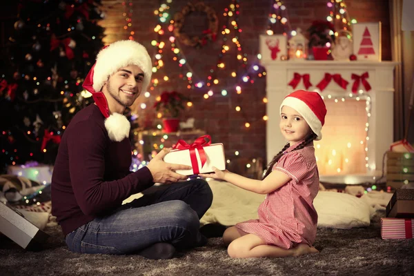 Lillasyster i Santa hatt — Stockfoto