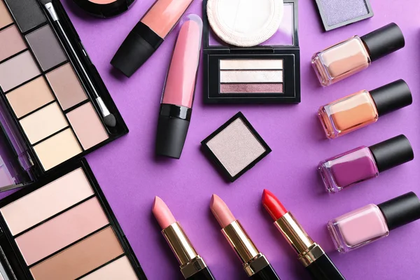 Cosmetica op paarse achtergrond instellen — Stockfoto