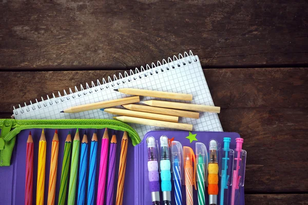 Caja de lápiz con varios artículos de papelería —  Fotos de Stock