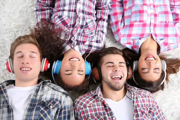 Two teenager couples listening to music — Stock Photo, Image