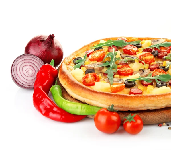 Läcker pizza med grönsaker — Stockfoto