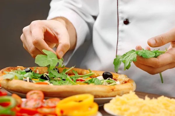 Cozinhe fazendo pizza deliciosa — Fotografia de Stock