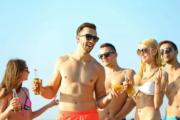 Glückliche Freunde, die Bier am Strand trinken — Stockfoto