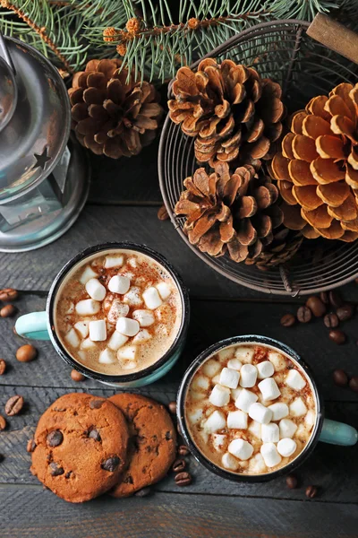 Due tazze di cacao caldo con marshmallow e biscotti sul tavolo nero — Foto Stock