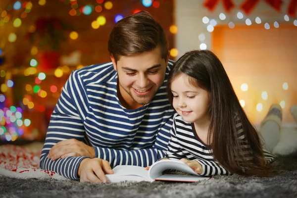 Broer met zusje lezen boek — Stockfoto