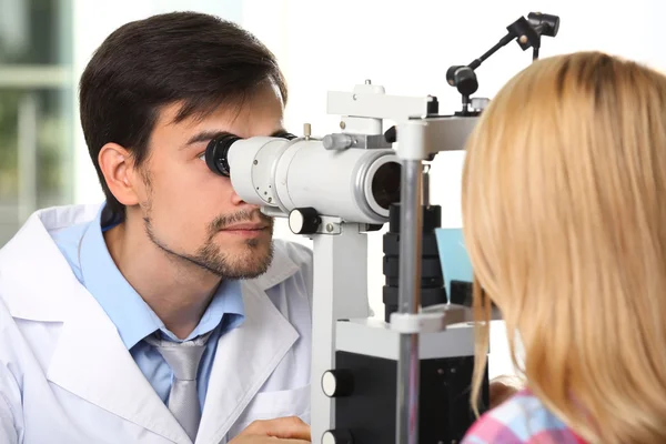 Médico masculino examinando paciente do sexo feminino — Fotografia de Stock