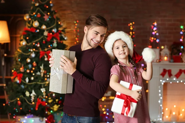 Broer en zusje in KERSTMUTS — Stockfoto