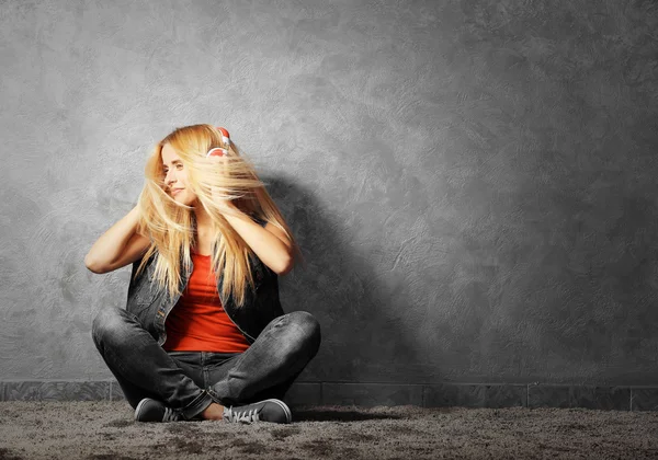 Mujer joven escuchando música — Foto de Stock