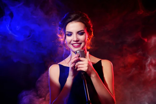 Joven hermosa mujer cantando — Foto de Stock