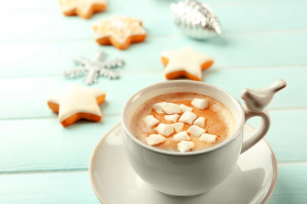 Copa de cacao caliente con malvavisco y galletas sobre mesa azul —  Fotos de Stock