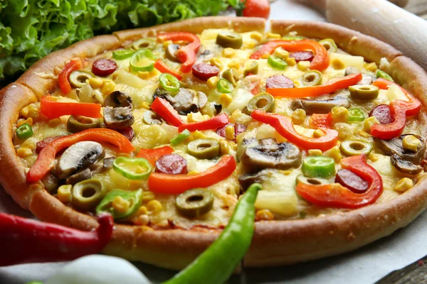 Вкусная нарезанная пицца с овощами — стоковое фото