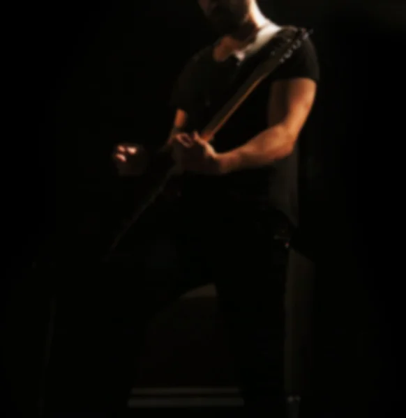 Guitarist plays on rock concert — Stock Photo, Image
