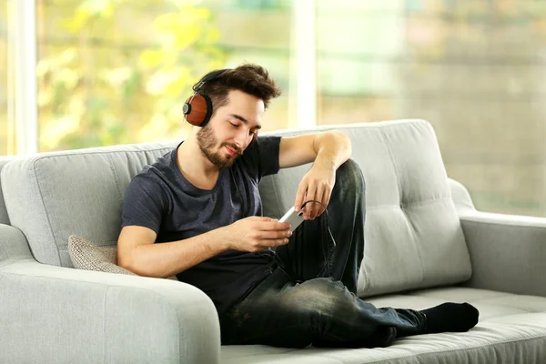Homme écoute de la musique avec des écouteurs — Photo