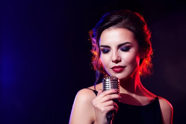 Young singing woman — Stock Photo, Image