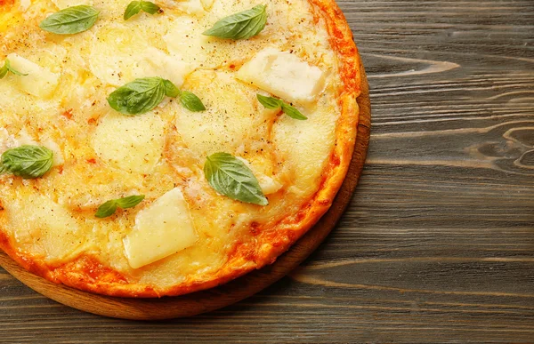 바 질으로 장식 하는 맛 있는 피자 — 스톡 사진