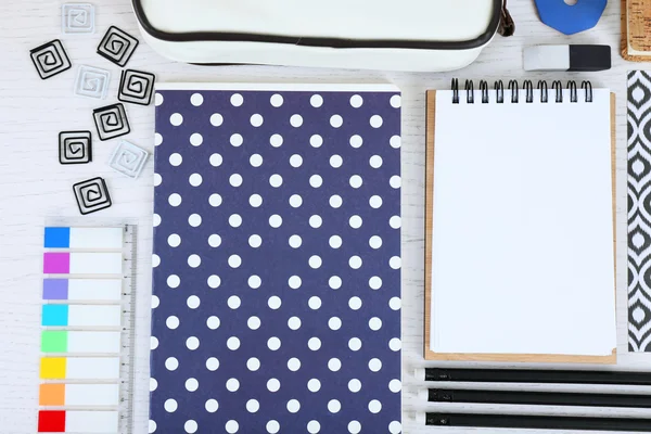 Cadernos com artigos de papelaria na mesa — Fotografia de Stock