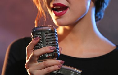 Genç şarkı söyleyen kadın 