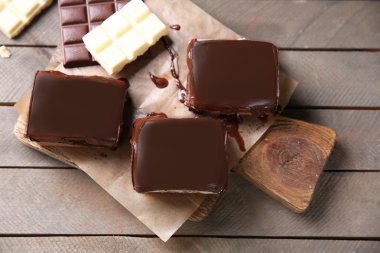 Ahşap arka plan üzerinde lezzetli çikolatalı kek