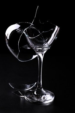 Kırık şarap kadehi 