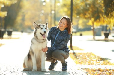 Parkta köpek gezdiren kadın.