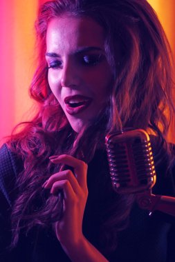 Genç şarkı söyleyen kadın 