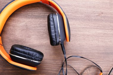 Kulaklıklar ahşap arka planda