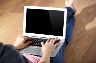 bir dizüstü bilgisayar ile çalışan kadın