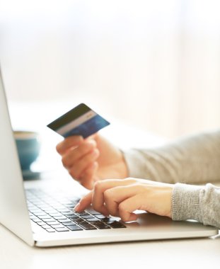 E-ticaret kavramı. Kredi kartı, dizüstü bilgisayar ve kahve, kadın ile yakın çekim