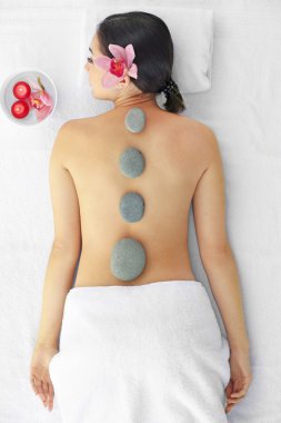 Kadın çakıl ile rahatlatıcı 