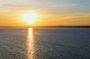 Nehirde güzel gün batımı