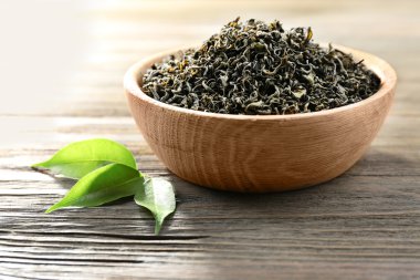 Kuru çay kase yeşil yaprakları ile