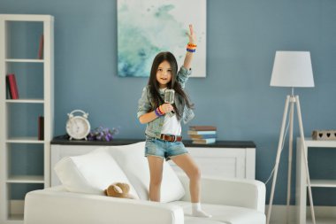 Güzel küçük kız.   