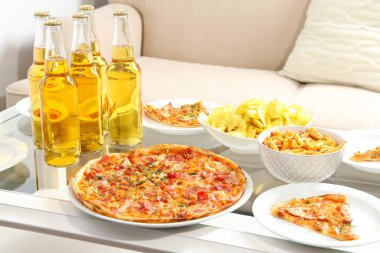 Evde pizza ve içecekler ile tablo