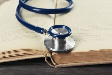 Kitap ve masada stetoskop