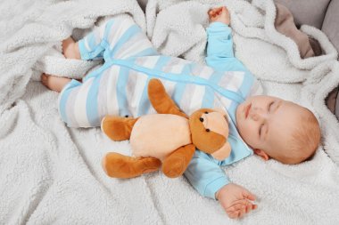 Bebek oyuncak ayılar ile