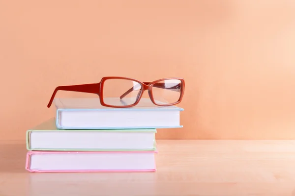 本や眼鏡の杭 — ストック写真