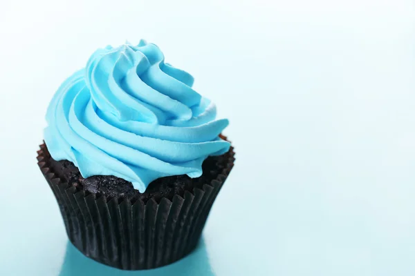 Bolo de chocolate no fundo azul — Fotografia de Stock