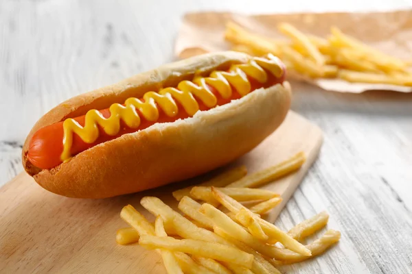 Hot dog με τηγανητές πατάτες σε χαρτί βιοτεχνίας — Φωτογραφία Αρχείου