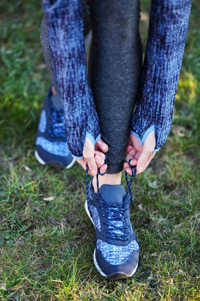 女性スポーツ ウエア靴ひもを結ぶことで — ストック写真