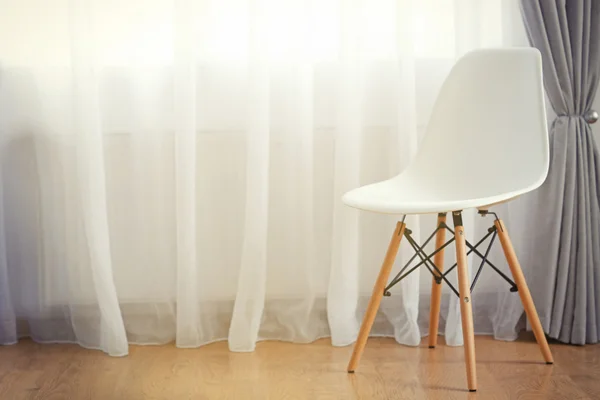 Stuhl im Zimmer neben dem Fenster — Stockfoto