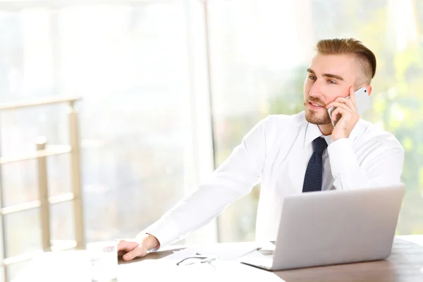 Uomo d'affari che lavora con il computer portatile — Foto Stock