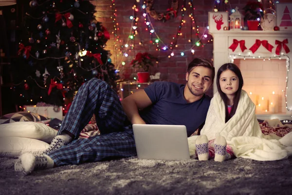 Hermano con hermanita usando laptop —  Fotos de Stock