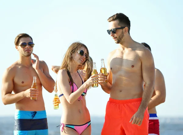 Glückliche Freunde, die Bier am Strand trinken — Stockfoto