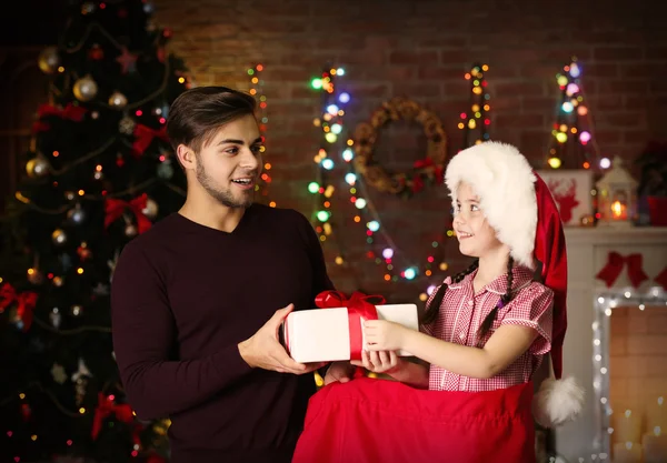 Sorellina a Babbo Natale — Foto Stock