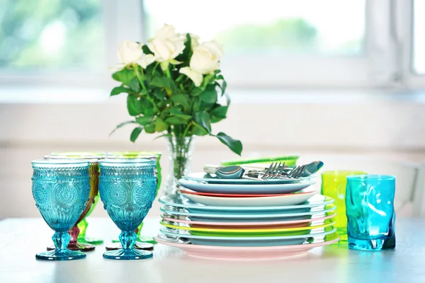 干净的盘子、 玻璃杯和餐具 — 图库照片