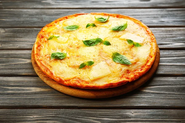Gustosa pizza decorata con basilico — Foto Stock