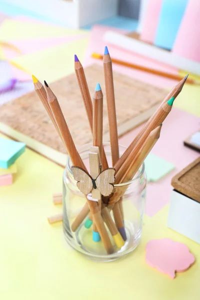 Bir cam kapta renkli kalemler — Stok fotoğraf