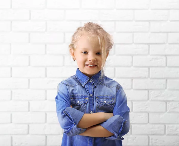 Liten flicka i jeans kostym — Stockfoto
