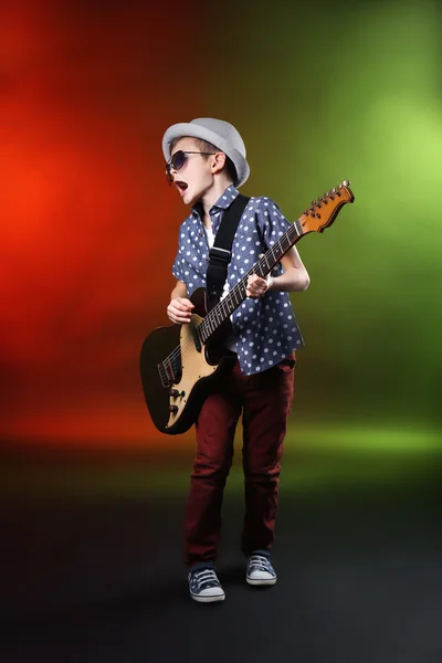 Αγόρι παίζει κιθάρα — Φωτογραφία Αρχείου